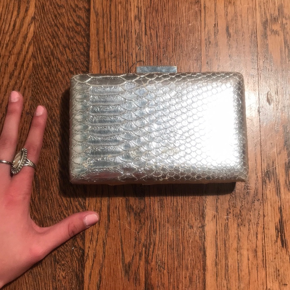 4 for $25 🧡 Silver snake 🐍 clutch